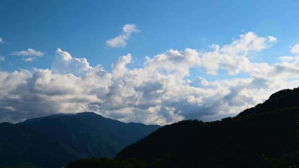 Dramático Movimiento Nubes Blancas Cielo Azul Lleno Libertad Energía Cielo — Vídeos de Stock