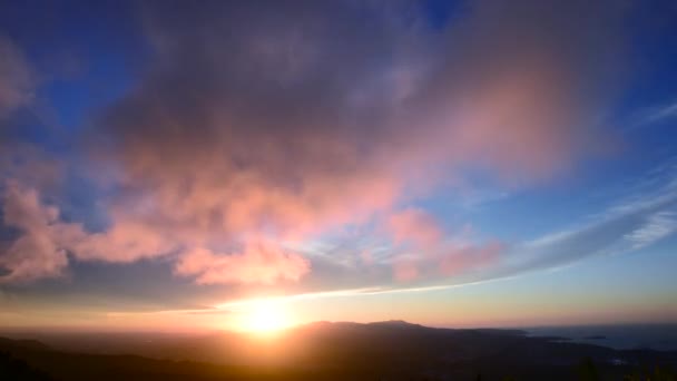 Njut Romantisk Färgglad Solnedgång Från Toppen Berget Blå Himmel Orange — Stockvideo
