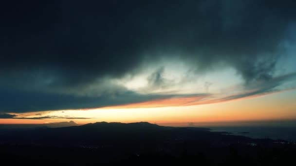 Genießen Sie Einen Romantischen Farbenfrohen Sonnenuntergang Von Der Bergspitze Aus — Stockvideo