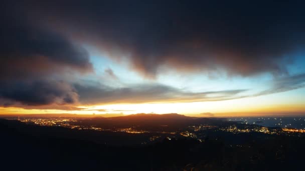 山頂からのロマンチックなカラフルな夕日をお楽しみください 青空オレンジの夕日 台湾新北市瑞芳区五分山 — ストック動画