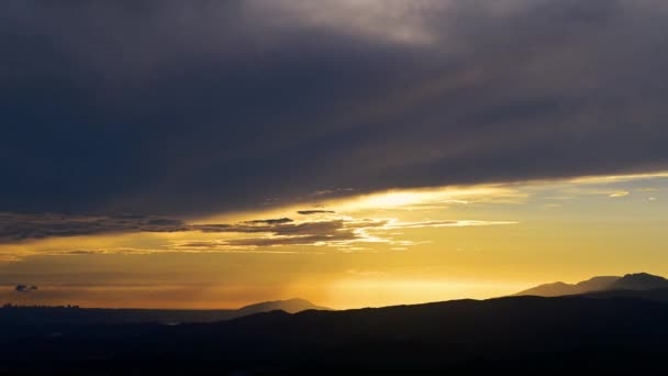 Dağın Tepesinden Romantik Renkli Bir Günbatımının Tadını Çıkar Mavi Gökyüzü — Stok video