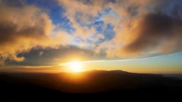 Genießen Sie Einen Romantischen Farbenfrohen Sonnenuntergang Von Der Bergspitze Aus — Stockvideo