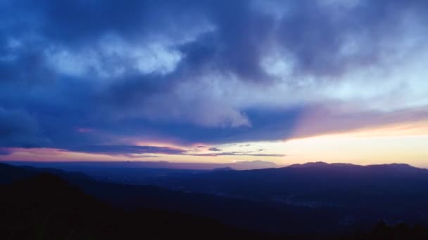 从山顶上欣赏浪漫多彩的落日 蓝色天空 橙色黄昏 台湾新台市瑞坊区五峰山 — 图库视频影像