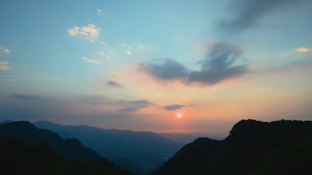Matahari Terbenam Balik Bukit Bukit Cascading Matahari Merah Kecil Matahari — Stok Video