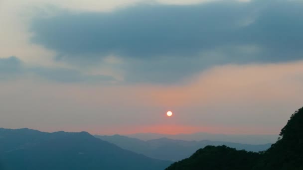 Sol Pone Detrás Las Colinas Cascada Pequeño Sol Rojo Cielo — Vídeos de Stock