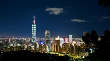 Uzaktaki Taipei 101 binasının gece manzarasının tadını çıkarın. Hız Hızı Hızı Hızlandırması. Taipei Şehri, Tayvan.