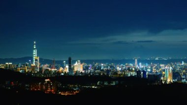 Uzaktaki Taipei 101 binasının gece manzarasının tadını çıkarın. Hız Hızı Hızı Hızlandırması. Xizhi Bölgesi, New Taipei Şehri, Tayvan