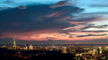 Uzaktaki Taipei 101 binasının gece manzarasının tadını çıkarın. Hız Hızı Hızı Hızlandırması. Xizhi Bölgesi, New Taipei Şehri, Tayvan