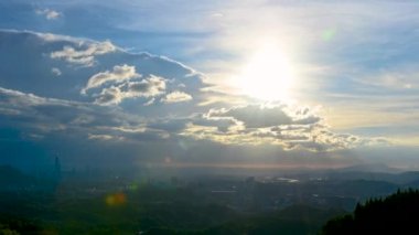 Gün batımı ve gecenin gelişi. Şehir gece sahnesini aydınlatıyor. İnsanları hayalperest bir yenilik duygusu yaratır. Xizhi Bölgesi, New Taipei Şehri, Tayvan