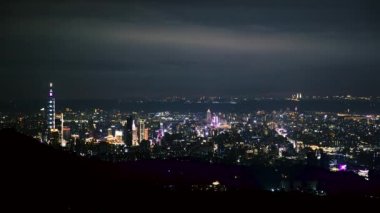 Gün batımı ve gecenin gelişi. Şehir gece sahnesini aydınlatıyor. İnsanları hayalperest bir yenilik duygusu yaratır. Xizhi Bölgesi, New Taipei Şehri, Tayvan
