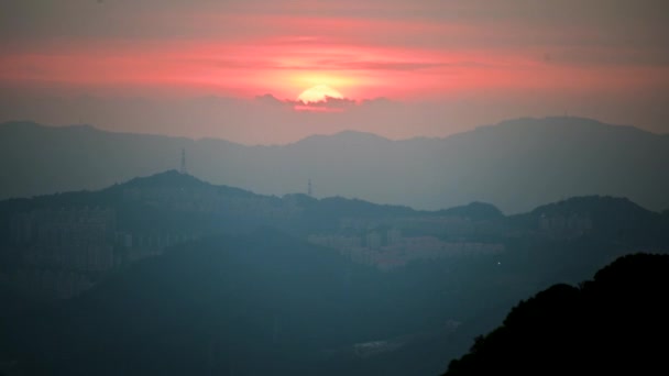 Сонце Сідає Каскадні Пагорби Крихітне Червоне Сонце Помаранчево Червоне Сонце — стокове відео