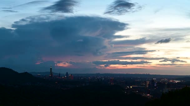 Захід Сонця Прихід Ночі Підсвічує Міську Нічну Сцену Нехай Люди — стокове відео