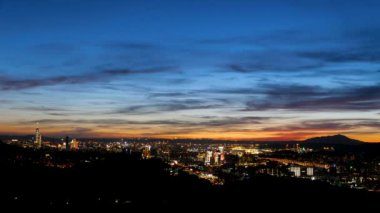Gün batımı ve gecenin gelişi. Şehir gece sahnesini aydınlatıyor. İnsanları hayalperest bir yenilik duygusu yaratır. Xizhi Bölgesi, New Taipei Şehri, Tayvan