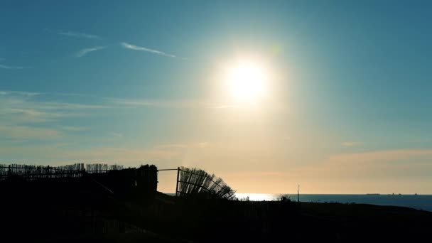 Sonnenuntergang Meer Silhouette Einer Mauer Aus Bambuszäunen Blauer Himmel Orange — Stockvideo