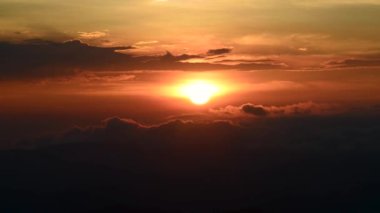 Gün batımında, güneş bulutların içine düşer. Jiufen, New Taipei Şehri, Tayvan