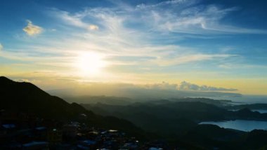 Günbatımı ufkunun tam bir kaydı. Dağın ve denizin yanındaki köy. Dağların ve denizin yanında romantik yerler. Jiufen, New Taipei Şehri, Tayvan
