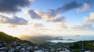 Gün batımı ufkunun tam kaydı. Dağın ve denizin yanındaki köy. Dağların ve denizin yanında romantik yerler. Jiufen, New Taipei Şehri, Tayvan