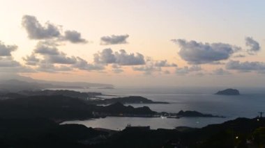 Gün batımı ufkunun tam kaydı. Dağın ve denizin yanındaki köy. Dağların ve denizin yanında romantik yerler. Jiufen, New Taipei Şehri, Tayvan