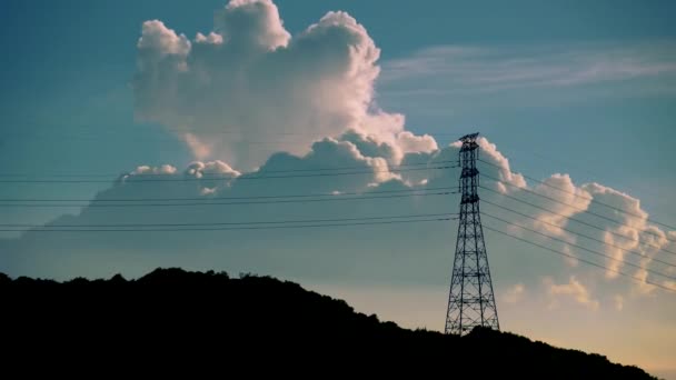 雲は底から上へと出現し 急速に変化します 夕暮れ時 山の上に高電圧塔の後ろに 台湾新北市九分 — ストック動画