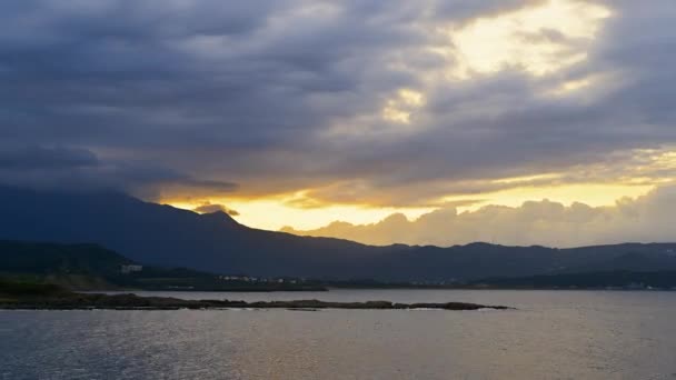 Alacakaranlıkta Kumsalda Yoğun Bulutlar Rüzgarda Sürükleniyor Waimushan Sahil Bölgesi Keelung — Stok video