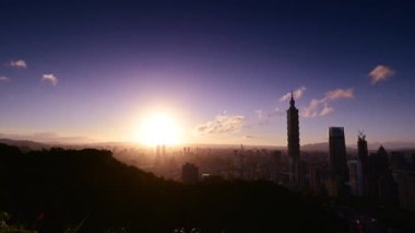 Gün batımı ufkunun tam kaydı. Şehir gece sahnesini aydınlatıyor. İnsanları hayalperest bir yenilik duygusu yaratır. Taipei Şehri, Tayvan