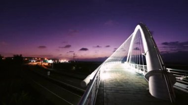 Güzel ve romantik renkli araba ışık yolu. Beyaz köprünün gece manzarası. Uzun pozlu fotoğrafçılık ışık izi görüntülerini yakalar. Harp Köprüsü, Xiangshan Bölgesi, Hsinchu Bölgesi.
