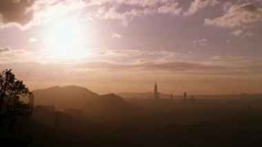 Gün batımı ve gecenin gelişi. Şehir gece sahnesini aydınlatıyor. İnsanları hayalperest bir yenilik duygusu yaratır. Xizhi Bölgesi, New Taipei Şehri, Tayvan