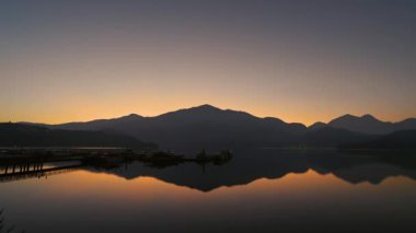 Rıhtım ve göl sabah sisinde göz kamaştırıcı görünüyor. Güneşin doğuşunu izle. Chaowu İskelesi, Sun Moon Gölü Ulusal Sahne Bölgesi. Nantou İlçesi, Tayvan