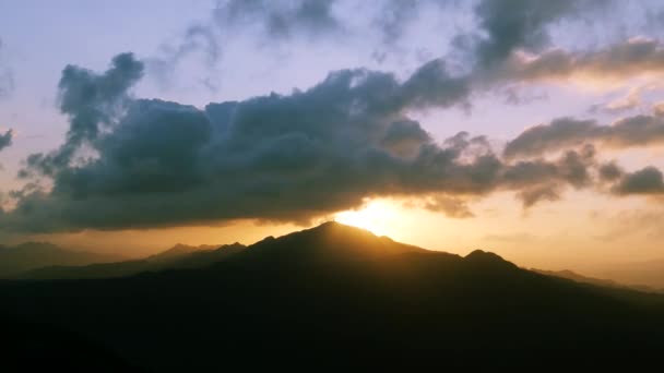 Widok Zachód Słońca Samotnej Drogi Górze Dynamiczna Chmura Pomarańczowym Blaskiem — Wideo stockowe