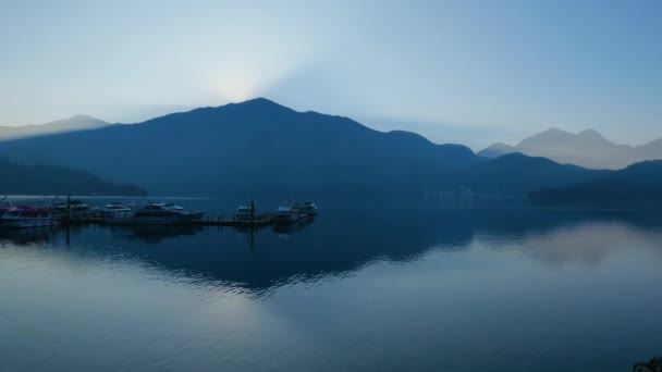 Muelle Lago Ven Impresionantes Niebla Mañana Mira Amanecer Chaowu Pier — Vídeo de stock