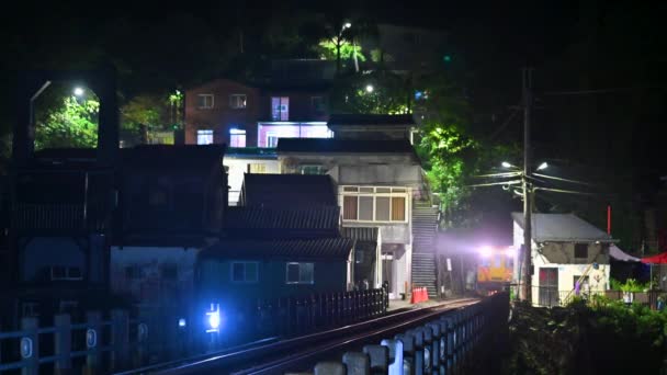 Trem Atravessa Aldeia Noite Cabeça Comboio Está Brilhantemente Iluminada Sandiaoling — Vídeo de Stock