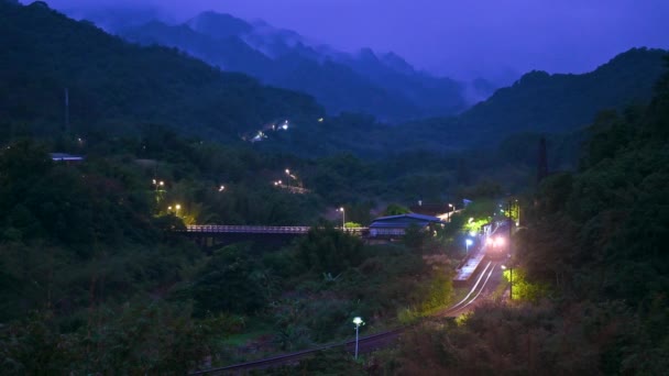 火车缓缓驶离山谷中的车站 新台北市平西区王固火车站 — 图库视频影像