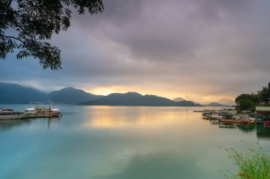 Kızıl bulutlu romantik gün doğumu manzarası. Güzel göller ve dağlar. Chaowu İskelesi, Sun Moon Gölü Ulusal Sahne Bölgesi. Nantou İlçesi, Tayvan