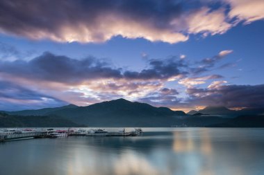Kızıl bulutlu romantik gün doğumu manzarası. Güzel göller ve dağlar. Chaowu İskelesi, Sun Moon Gölü Ulusal Sahne Bölgesi. Nantou İlçesi, Tayvan