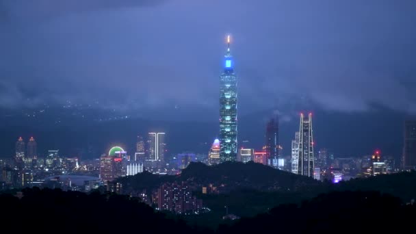 Vista Nocturna Nebulosa Ensueño Ciudad Taipei Rodeada Montañas Edificio 101 — Vídeo de stock