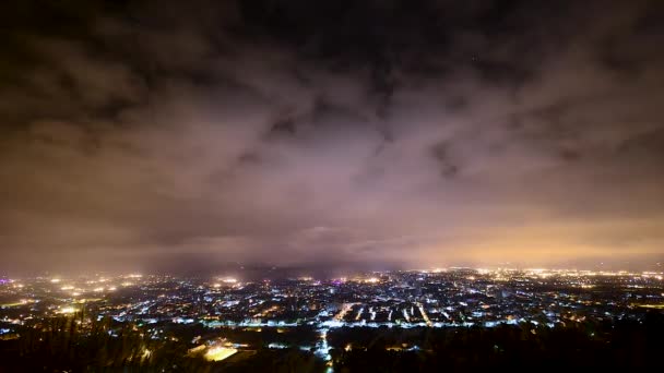 Vista Nocturna Nebulosa Ensueño Ciudad Resplandor Naranja Niebla Una Vista — Vídeos de Stock