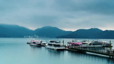 Huzur ve gizemli göl ve dağlar, göl kenarındaki tekne rıhtımı. Chaowu İskelesi, Sun Moon Gölü Ulusal Sahne Bölgesi. Nantou İlçesi, Tayvan