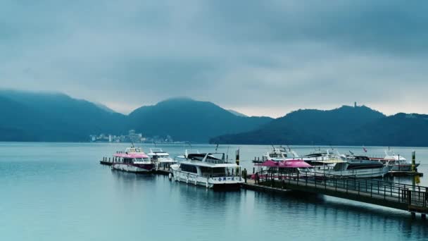 Tranquilo Misterioso Lago Las Montañas Muelle Del Barco Junto Lago — Vídeo de stock