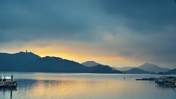 Romantischer Blick Auf Den Sonnenuntergang Mit Purpurroten Wolken Schöne Seen — Stockvideo