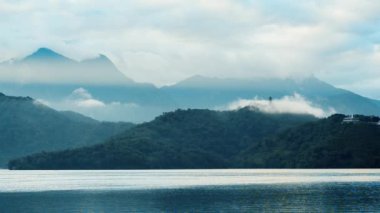 Dağdaki tapınak sabahın erken saatlerinde bulutlarla kaplıydı. Chaowu İskelesi, Sun Moon Gölü Ulusal Sahne Bölgesi. Nantou İlçesi, Tayvan