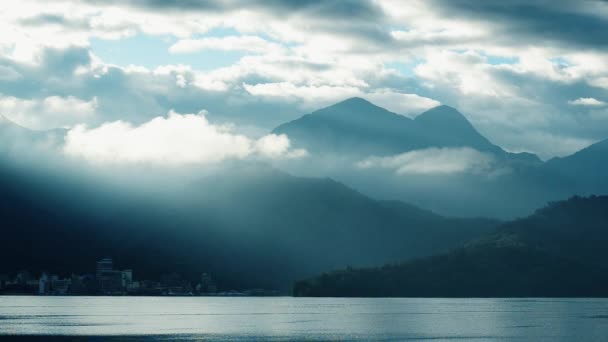 Góry Otoczone Chmurami Crepuscular Ray Świeci Nad Wioską Molo Chaowu — Wideo stockowe