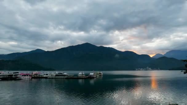 Романтичний Погляд Схід Сонця Червоними Хмарами Прекрасні Озера Гори Chaowu — стокове відео