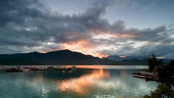 Romantikus Kilátás Napfelkeltre Bíbor Felhőkkel Gyönyörű Tavak Hegyek Chaowu Móló — Stock videók