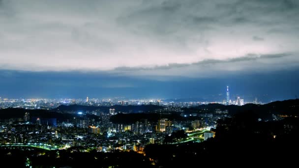 Clouds Moving Sky Night Neon Lights Shine Vibrant Cityscape Night — Vídeo de stock