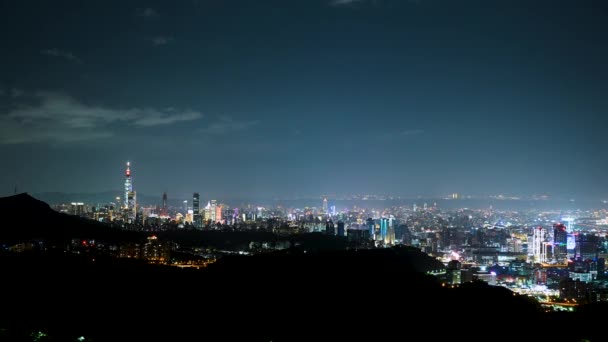 云彩在天空中飘扬 霓虹灯照亮着充满活力的城市风景 环绕着高山的城市夜景朦胧而梦幻台湾台北市 — 图库视频影像