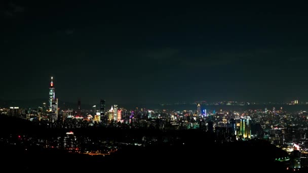 Geceleri Gökyüzünde Bulutlar Hareket Ediyor Neon Işıkları Canlı Şehir Manzarasında — Stok video