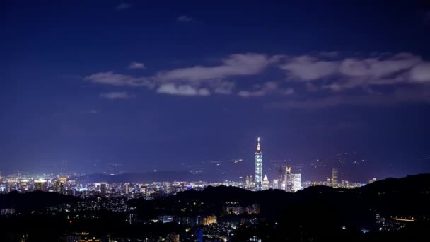 Éjjel Felhők Mozognak Égen Neonfények Ragyognak Élénk Városképre Éjszakai Kilátás — Stock videók