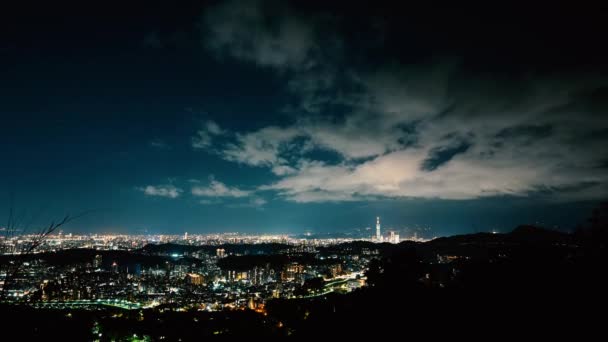 塔の上の青いレーザーからの光はすべての方向に輝きます 山に囲まれた街の夜景はかすんで夢のようなものです — ストック動画