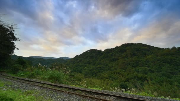 Dynamiska Färgade Moln Himlen Tågspår Bergen Sandiaoling Järnvägsstation Nya Taipei — Stockvideo