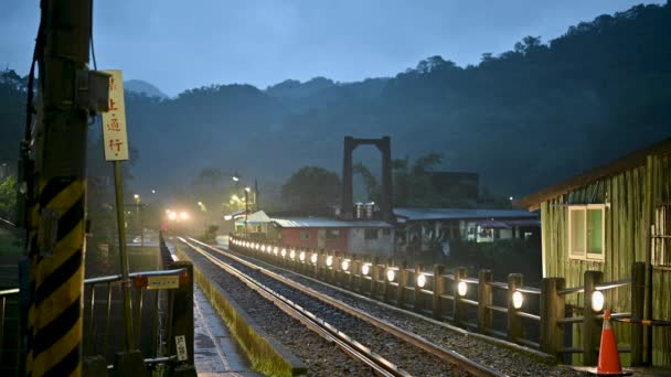 Идёт Дождь Поезд Бежит Через Горы Включенным Светом Sandiaoling Railway — стоковое видео